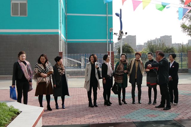 市领导参观沟帮子中心幼儿园新改建的园舍.JPG