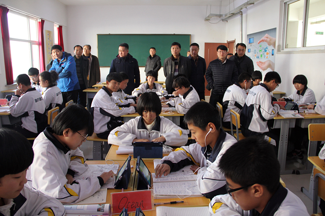 2.学生在Pad教室上课.JPG