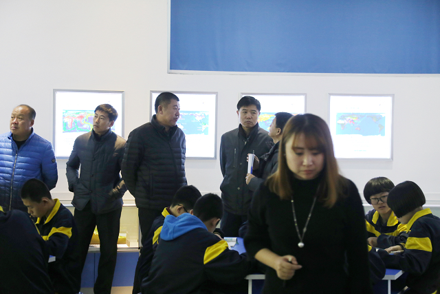3.学生在地理教室上课.JPG