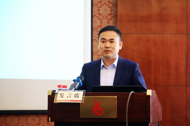 9-韩伟男副校长代表优秀辅导教师发言.jpg