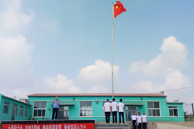 校外辅导员乞志强警官做报告.jpg