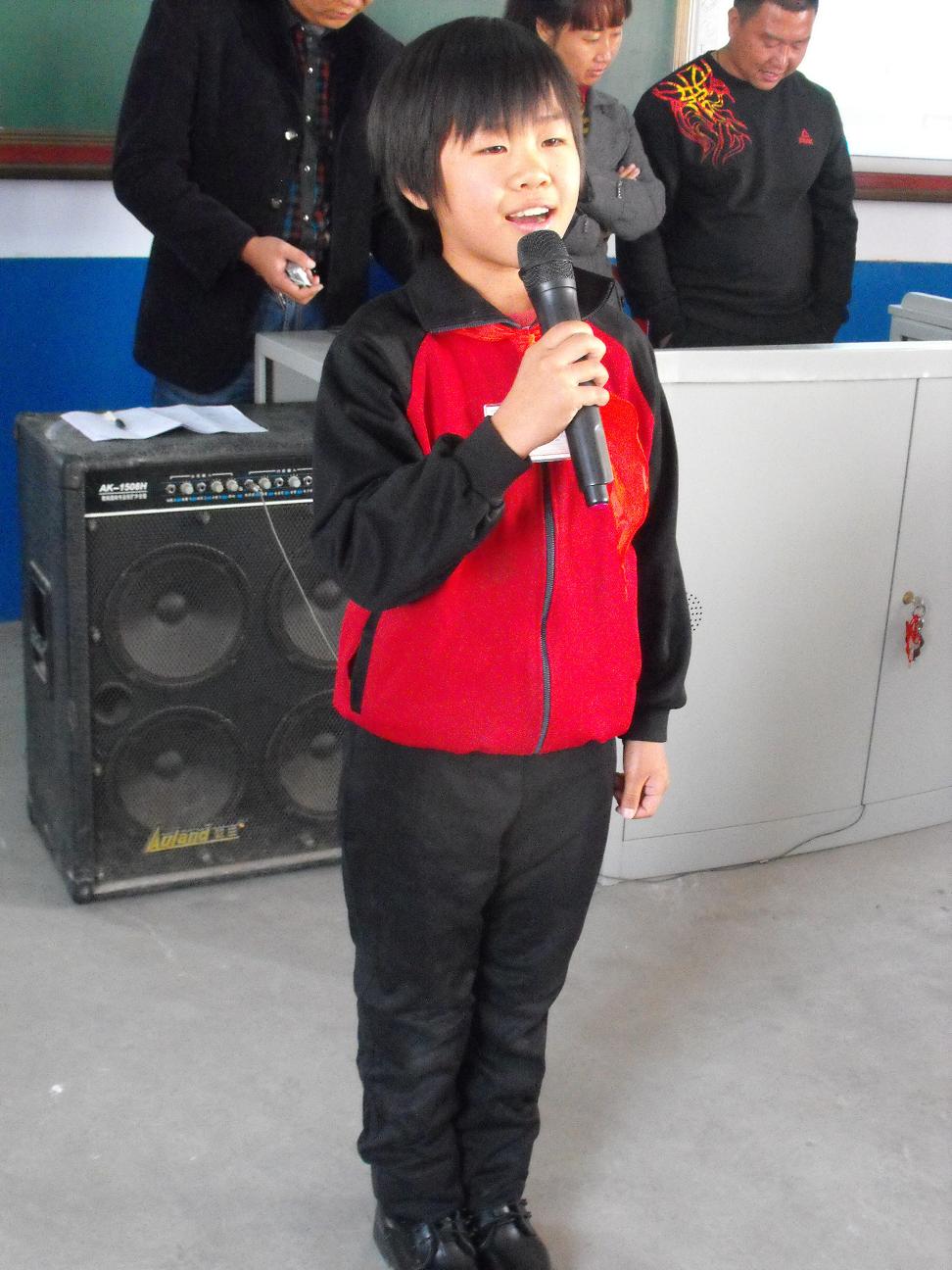 学生在演讲.jpg