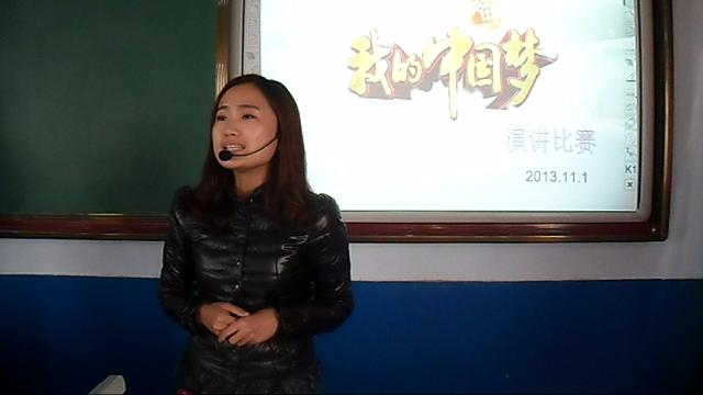 李雪老师在演讲.JPG